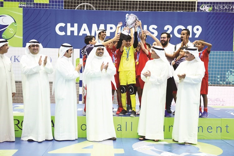 لاعبو سترايكرز يرفعون كأس البراعم ﻿
