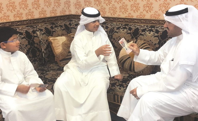 العيدية.. تساير العصر وتتخطى المألوف