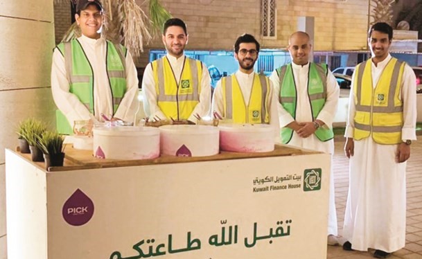 بعض أعضاء فريق بيتك التطوعي في تقديم خدمة الضيافة ﻿