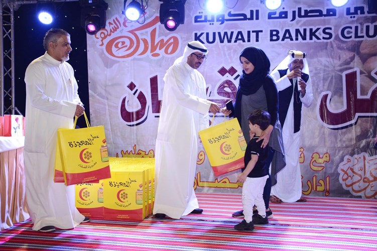 فاضل المندي وعباس البلوشي يوزعان القرقيعان على الأطفال﻿