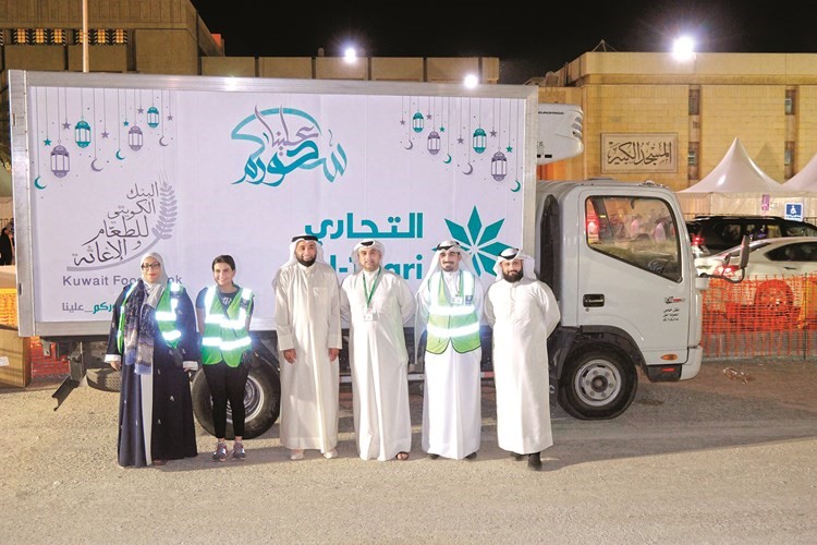 فريق التجاري أمام المسجد الكبير﻿