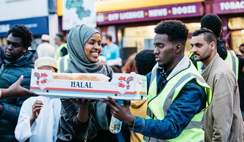 بالصور.. فنان بريطاني يحضر إفطارا رمضانيا ويبدي رأيه