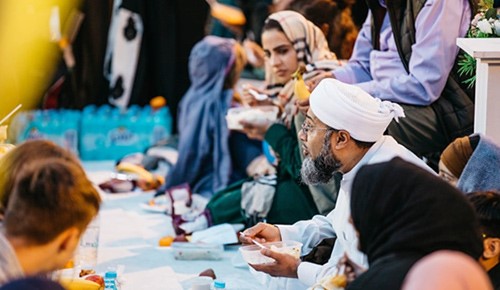 بالصور.. فنان بريطاني يحضر إفطارا رمضانيا ويبدي رأيه