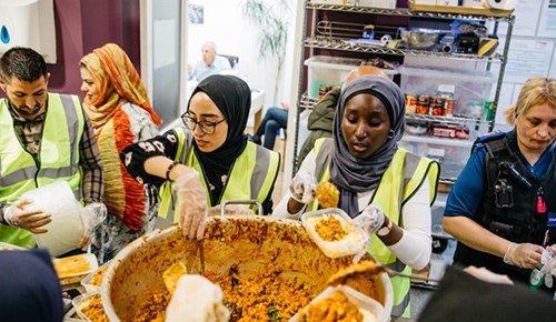 بالصور.. فنان بريطاني يحضر إفطارا رمضانيا ويبدي رأيه