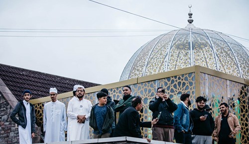 بالصور.. فنان بريطاني يحضر إفطارا رمضانيا ويبدي رأيه