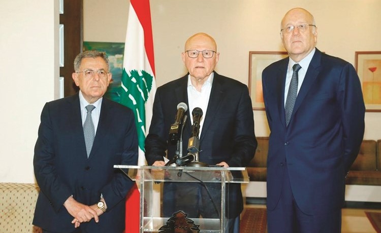 رؤساء الحكومة السابقون تمام سلام وفؤاد السنيورة ونحيب ميقاتي عقب لقائهم أمس	(محمود الطويل)﻿