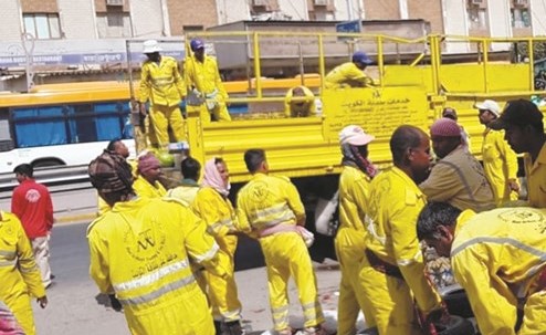 عمال البلدية خلال الحملة في الفروانية﻿
