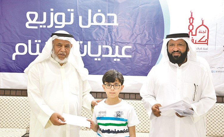 الخميس يسلم العيدية للأيتام﻿