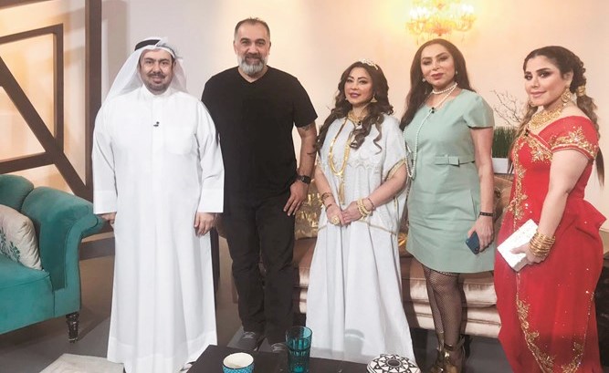 المذيعة مشاعل الزنكوي والمعد حسين الصيدلي يتوسطان نجوم مسلسل العاصفة﻿