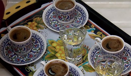بالفيديو.. القهوة السمراء.. نكهة العيد ونجمة الضيافة في الدول العربية