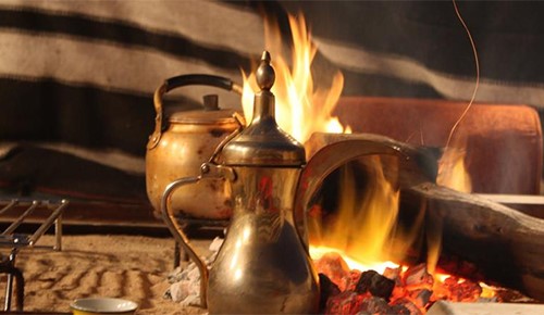 بالفيديو.. القهوة السمراء.. نكهة العيد ونجمة الضيافة في الدول العربية