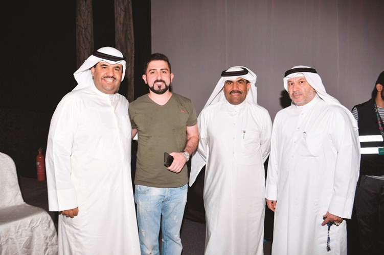الشيخ دعيج الخليفة ووليد الفيلكاوي مع مدير التحرير الزميل محمد بسام الحسيني ورئيس قسم فنون الزميل مفرح الشمري﻿