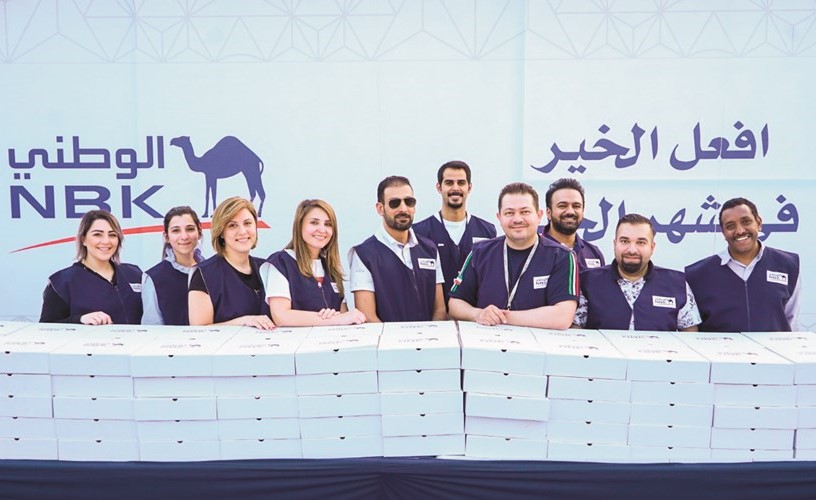 فريق عمل الوطني أثناء إعداد وجبات الإفطار في خيمة الوطني الرمضانية﻿