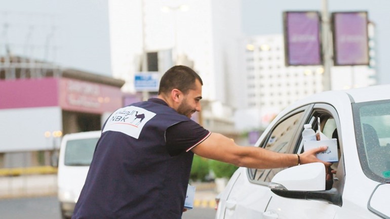 توزيع كسرة الصائم على السائقين عند إشارات المرور في الشوارع الاستراتيجية﻿