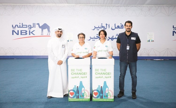جانب من حملة الوطني التوعوية بالتعاون مع شركة أمنية لإعادة تكرير مخلفات الكرتون والبلاستيك في خيمة الوطني للإفطار﻿