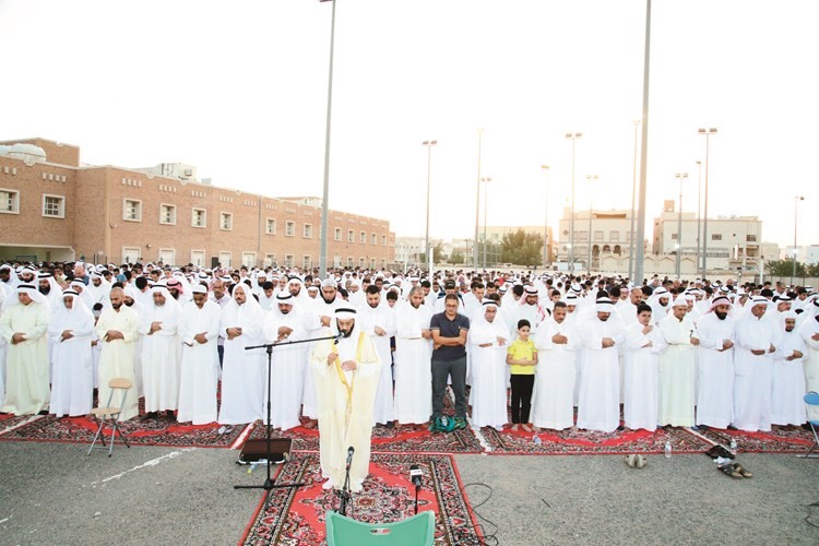 صلاة عيد الفطر السعيد في إحدى الساحات ﻿