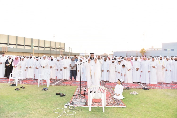الآلاف يؤدون صلاة العيد	(متين غوزال - محمد هاشم - زين علام - ريليش كومار)﻿