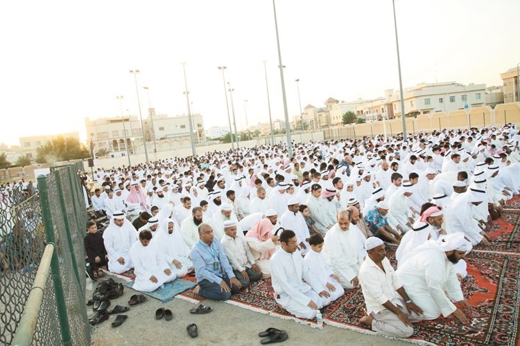 المصلون يستمعون لخطبة العيد﻿