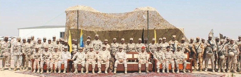 الفريق الركن عبدالله النواف واللواء الركن خالد الصالح يتوسطان قوة واجب مبارك﻿