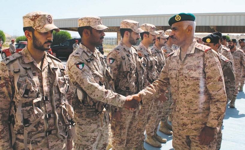 الفريق الركن محمد الخضر مصافحا منتسبي القوة ﻿