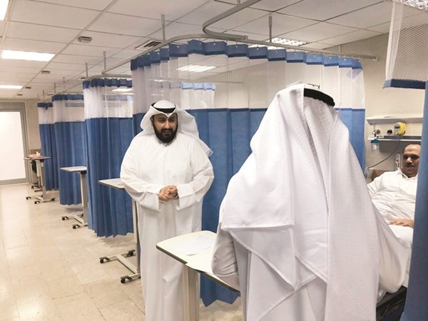﻿الشيخ د.باسل الصباح يطمئن على حالة احد المرضى ﻿