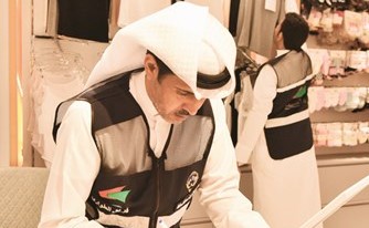 التأكد من مواصفات إحدى قطع الملابس	(محمد هنداوي)﻿
