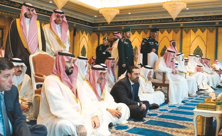 خادم الحرمين الملك سلمان بن عبدالعزيز وولي العهد صاحب السمو الملكي الامير محمد بن سلمان يؤديان صلاة عيد الفطر بمكة المكرمة امس						(واس)﻿