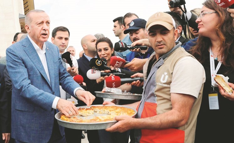 الرئيس التركي رجب أردوغان يوزع الحلوى على المصلين بعد أداء صلاة العيد﻿