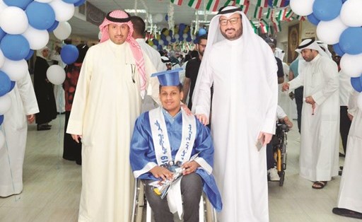 الطالب حسين متوسطا والده ومدير المدرسة أحمد الغريب﻿