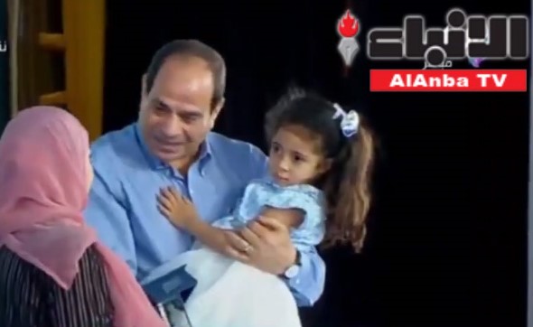 شاهد.. ابنة أحد الشهداء ترفض ترك يد الرئيس المصري أثناء التكريم