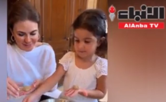 بالفيديو.. وزيرة مصرية تصنع كعك العيد مع حفيدتها