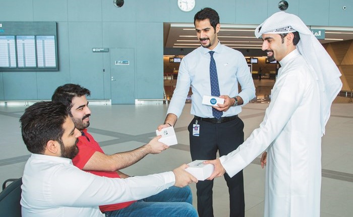 جانب من توزيع الهدايا على المسافرين﻿