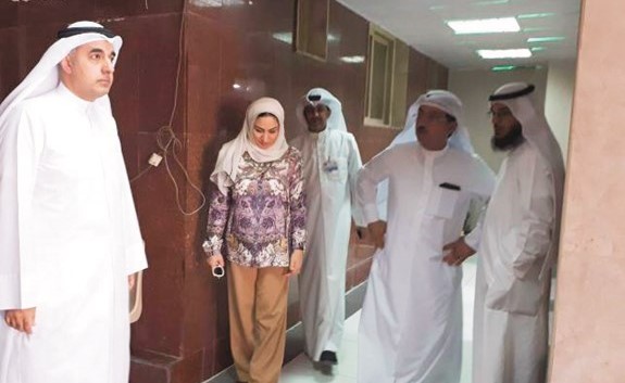 د. مصطفى رضا ود.عبدالرحمن المطيري ود.نادية جمعة ود.علي الموسوي خلال الجولة﻿