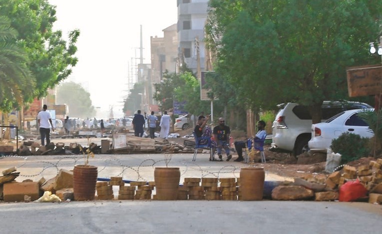 محتجون يغلقون الطرق وسط العاصمة الخرطوم لمنع مرور مركبات الجيش امس الاول( ا.ف.ب) ﻿