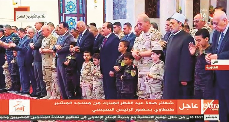صورة تلفزيونية للرئيس عبدالفتاح السيسي خلال تأديته صلاة عيد الفطر المبارك مع ابناء الشهداء أمس ﻿