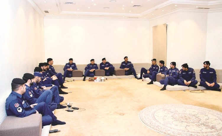 مدير عام الاطفاء متوسطا رجال احد المراكز﻿