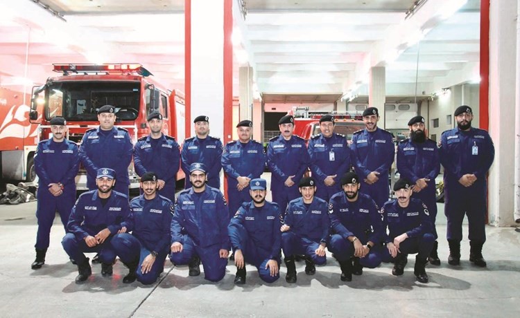 مدير عام الاطفاء متوسطا رجال احد المراكز﻿