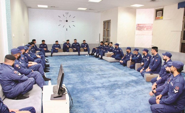 الفريق خالد المكراد متوسطا اللواء جمال البليهيص والعميد خليل الأمير وعددا من رجال الاطفاء﻿