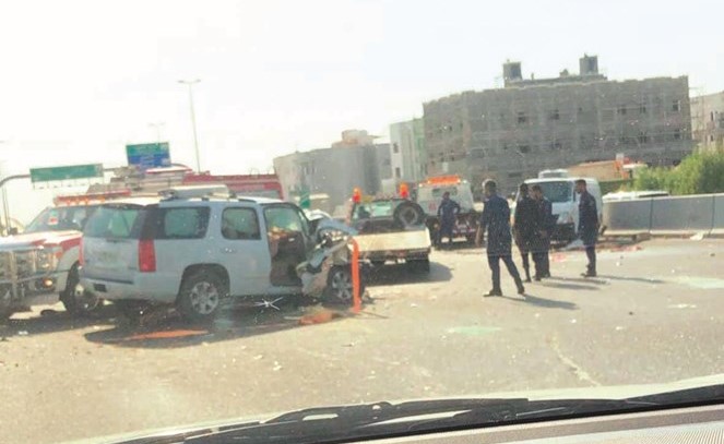 سيارات المطافئ تتعامل مع حادث الرابع﻿