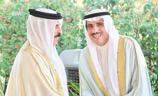 الملك حمد بن عيسى خلال استقباله السفير الشيخ عزام الصباح﻿