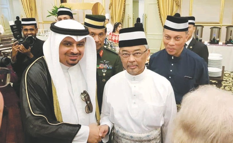القائم بالأعمال بالإنابة في سفارتنا لدى ماليزيا مع ملك ماليزيا ﻿