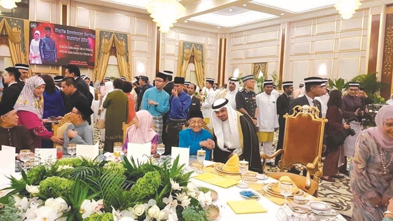 القائم بالأعمال بالإنابة في سفارتنا بماليزيا مع رئيس وزراء ماليزيا ﻿