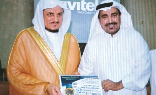 الممثل السعودي جميل القحطاني أثناء تسلم الشهادة﻿