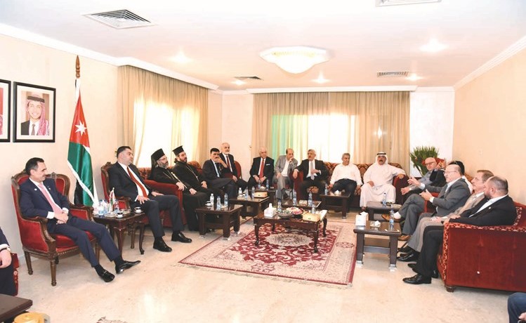 السفير صقر ابو شتال ووزير العمل الأردني نضال البطاينة مع عدد من المهنئين بمقر السفارة 	(ريليش كومار)	﻿
