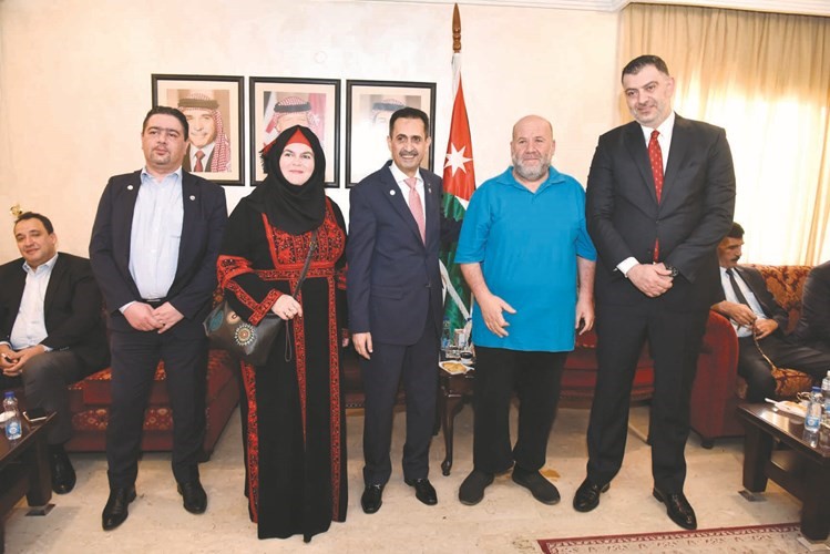 أبو شتال والبطاينة مع مهنئين ﻿