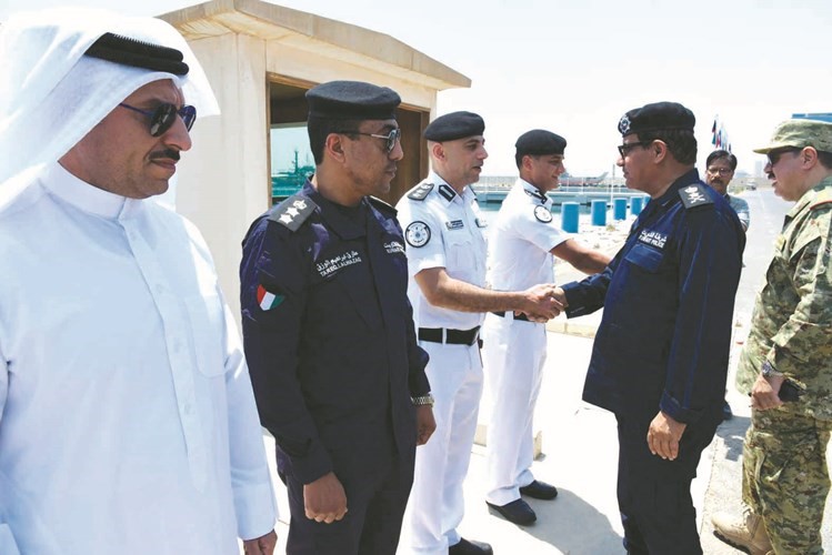 وكيلا الداخلية والحرس يقدمان التهاني لعدد من رجال خفر السواحل بمناسبة عيد الفطر﻿