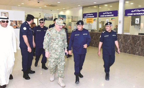 وكيلا الداخلية والحرس الوطني خلال جولتهما في منفذ العبدلي ويبدو اللواء منصور العوضي والعميد إياد الحداد﻿