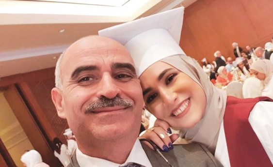 سارة عمرو الصياد مع والدها﻿