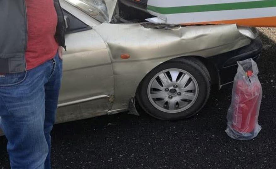بالفيديو.. غاضب يقتحم محلاً بسيارته في الأردن