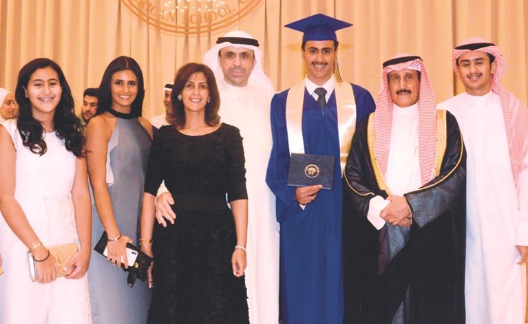 الشيخ د.إبراهيم الدعيج متوسطا طلال الغانم وإبراهيم الغانم وجاسم الغانم والشيخة دانة إبراهيم الصباح وبدرية الغانم وخولة الغانم﻿
